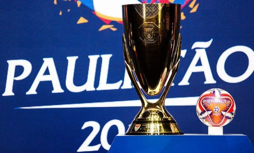 Exposição da Copa de vencedor Paulista 2023 ao lado da bola oficial do campeonato da marca penalty