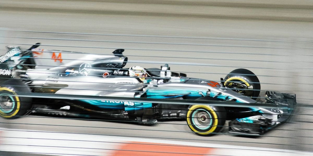 Monolugar de formula 1 da Mercedes passando em alta velocidade