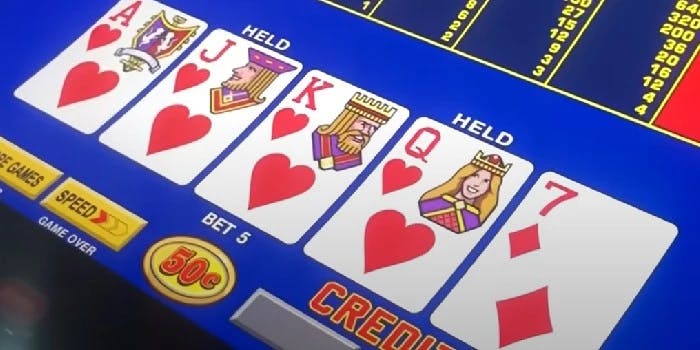 Sequência de cartas de às, valete, rei, rainha e 7 de copas no Video Poker Joker's Wild