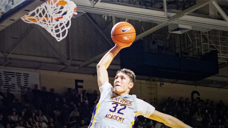 Cooper Flagg fazendo uma enterrada por Montverde