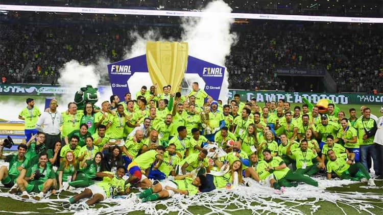 Time e comissão técnica do Palmeiras celebrando a vitória no campeonato paulista 2024