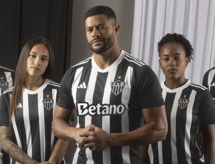 Tuca, Hulk e Juliana Pacheco perfilando com a nova camisa do Atlético-MG para 2024 com o patrocinio da Betano