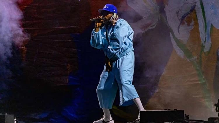 Kendrick Lamar performando em palco em festival de música 